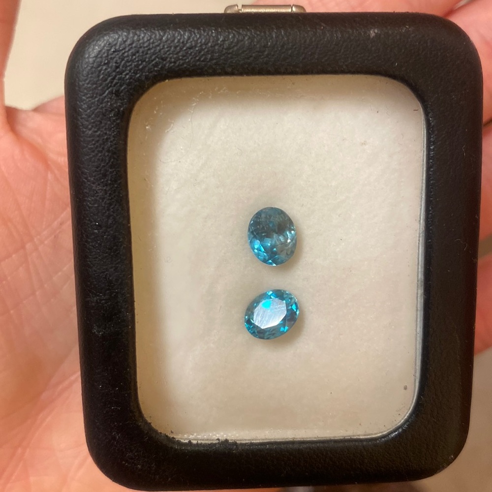 Two blue zircon 2.00CT
